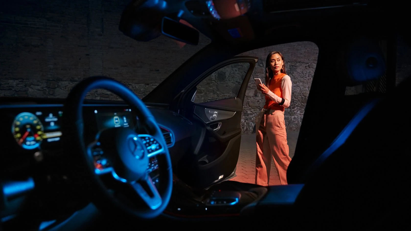 Na obrázku je interiér vozu Mercedes-Benz s otevřenými dveřmi spolujezdce.