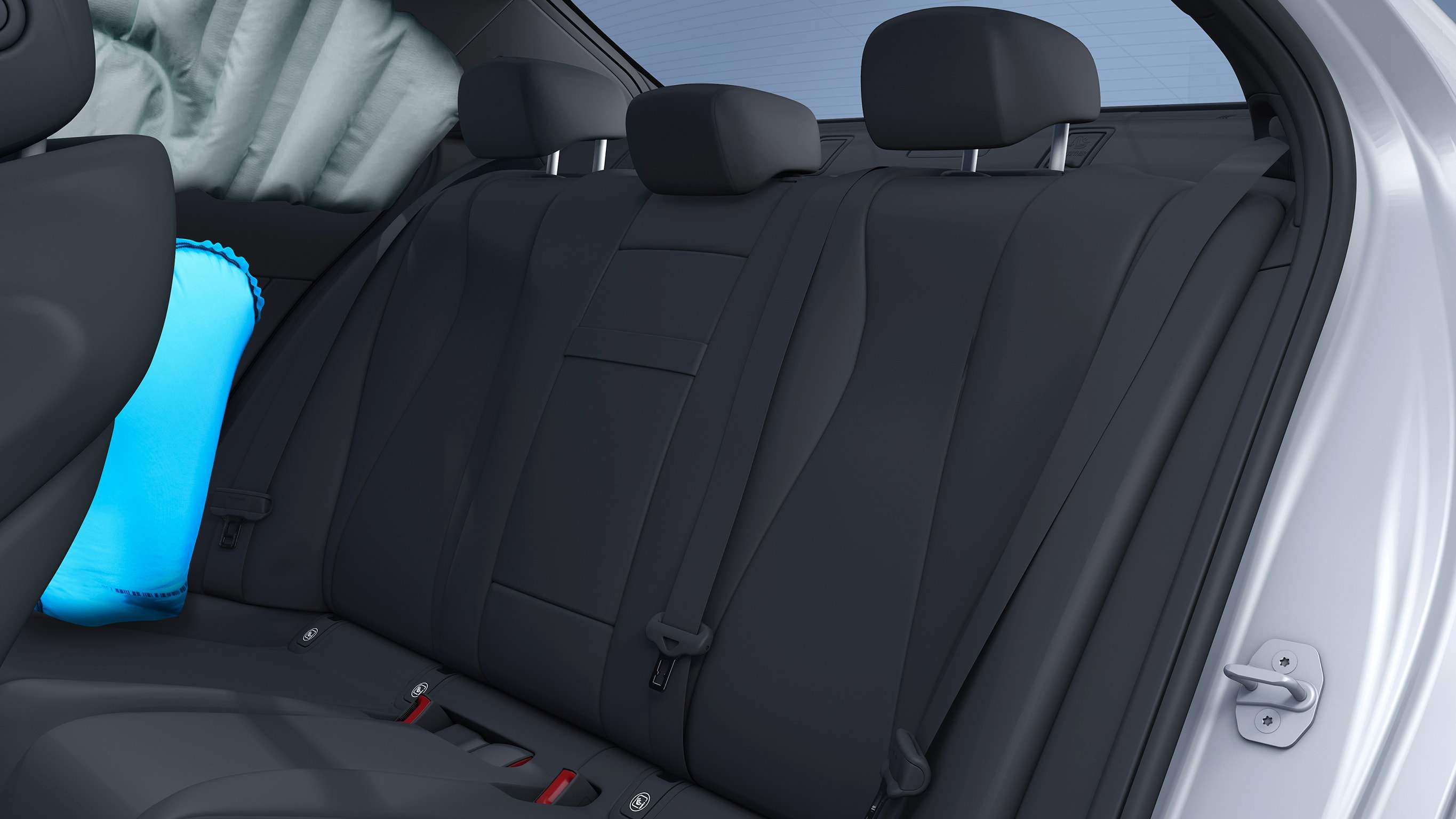 Na obrázku jsou boční airbagy v zadní části vozu EQA od Mercedes-EQ, které mohou ochránit hrudní oblast cestujících na vnějších zadních sedadlech při závažném bočním nárazu.