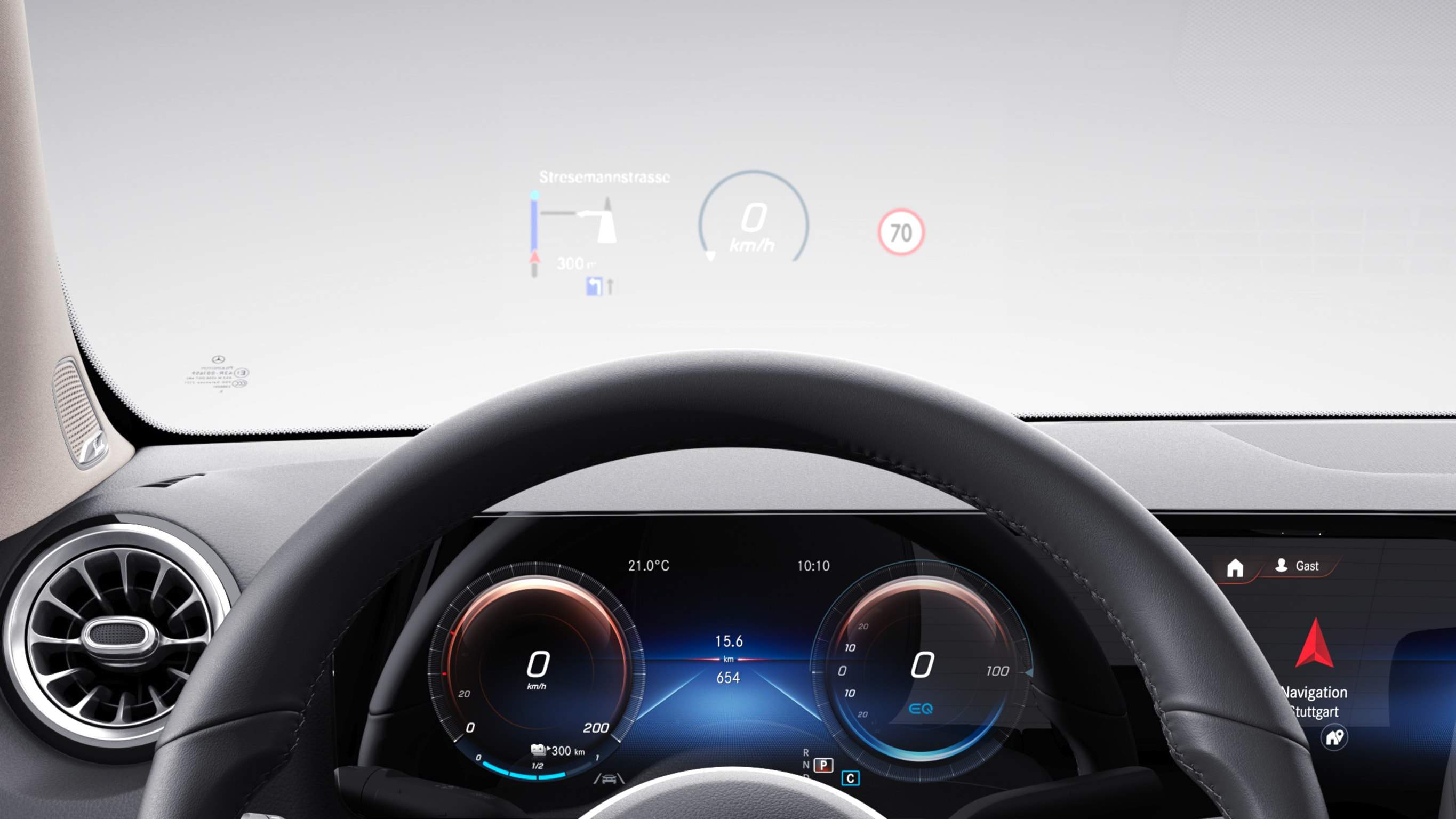 Na obrázku je EQA od Mercedes-EQ s head-up displejem. Virtuální obraz vytvářený head-up displejem je promítán do přirozeného zorného pole řidiče.