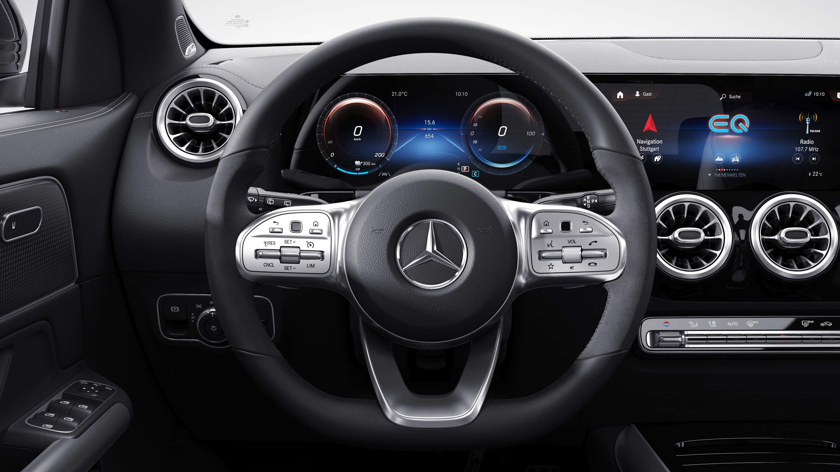 Na obrázku je multifunkční sportovní volant v kůži nappa / mikrovláknu DINAMICA v EQA od Mercedes-EQ.