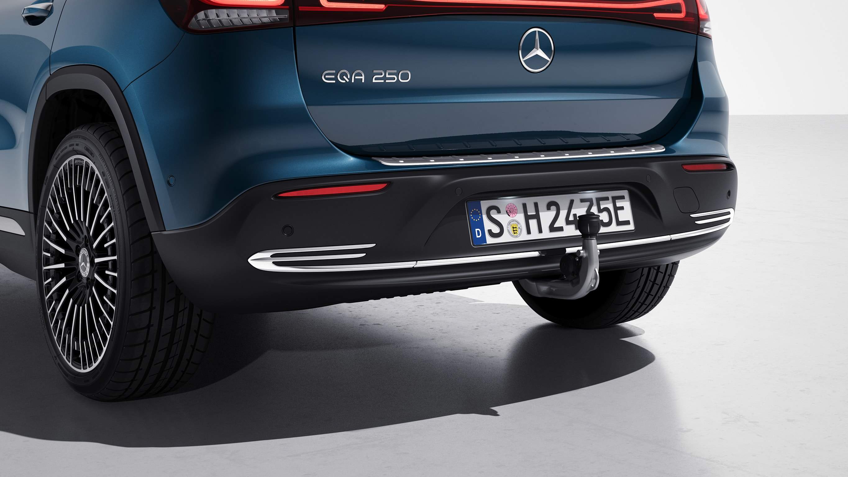 Na obrázku je za příplatek dostupné tažné zařízení se stabilizací přívěsu ESP® pod zavazadlovým prostorem vozu EQA od Mercedes-EQ.